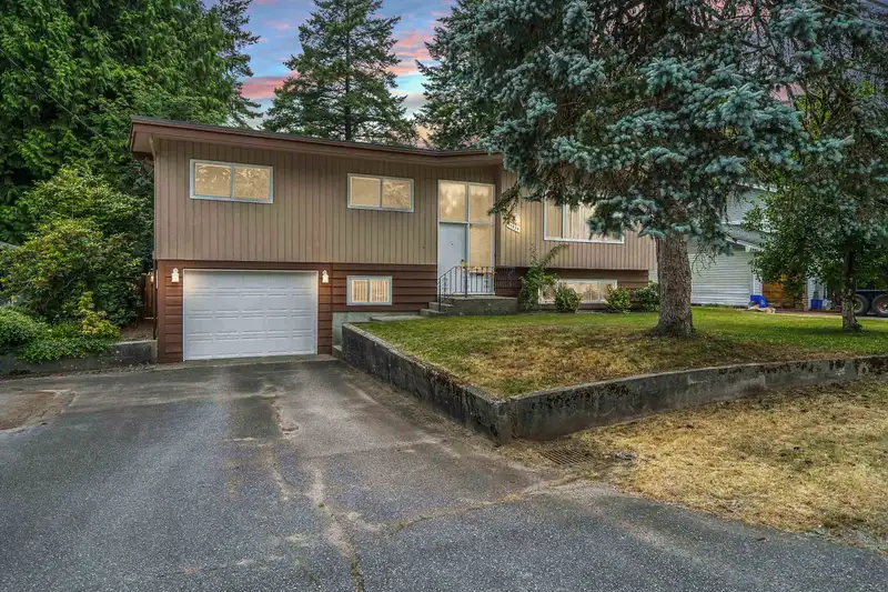 11939 HALL STREET - photo 3 of 39