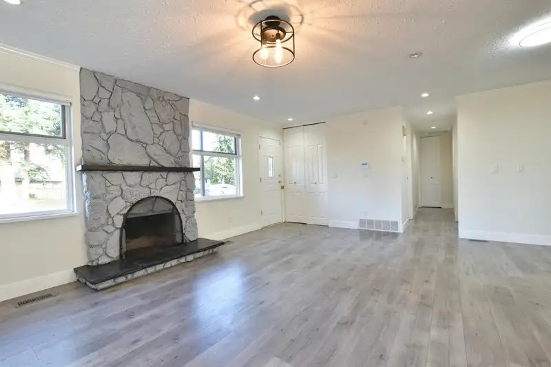 20572 43 AVENUE - photo 4 of 38