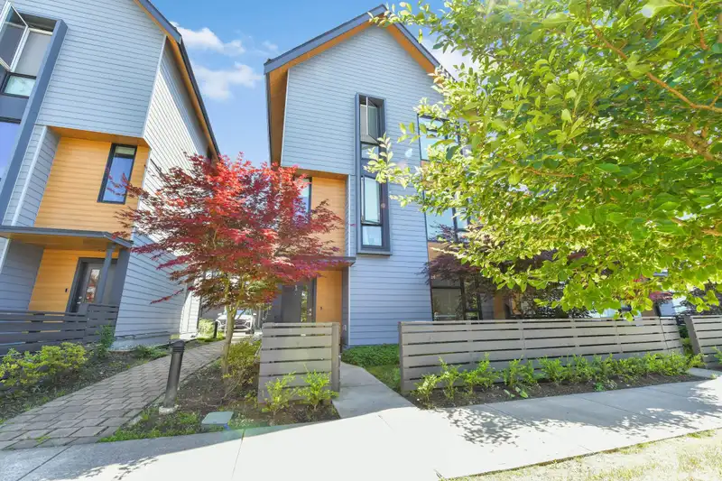 43 16685 25 AVENUE - photo 2 of 17
