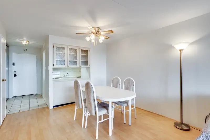 606 6651 MINORU BOULEVARD - photo 2 of 16