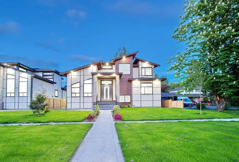 9338 156 STREET - photo 1 of 8