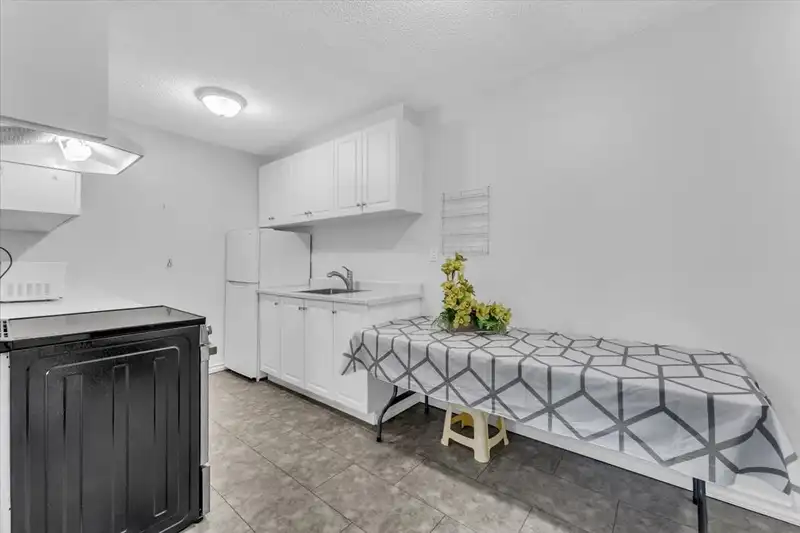208 7220 LINDSAY ROAD - photo 4 of 24