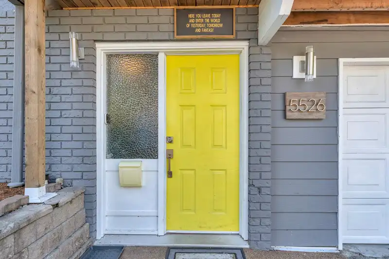 5526 6A AVENUE - photo 2 of 39