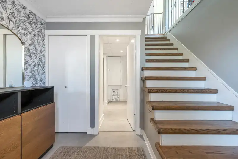 5526 6A AVENUE - photo 3 of 39