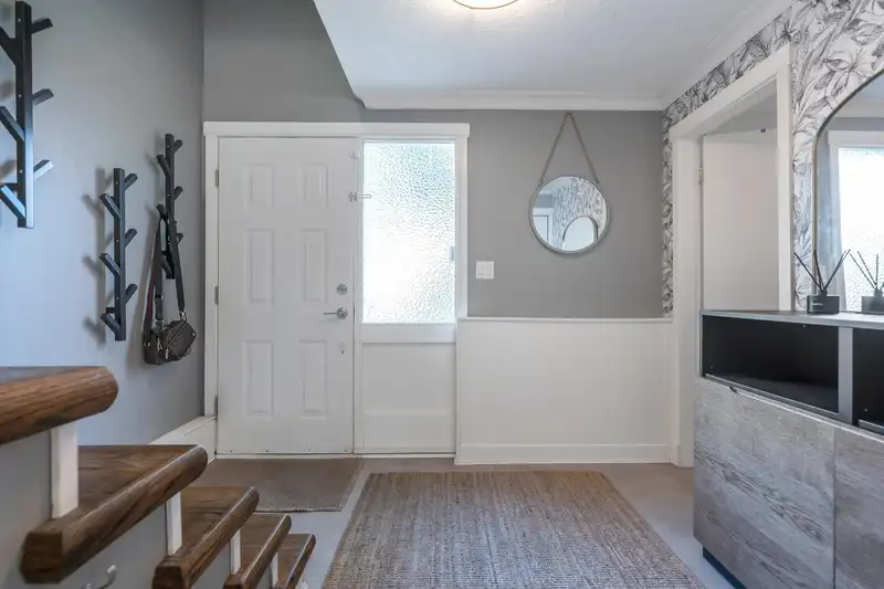 5526 6A AVENUE - photo 4 of 39