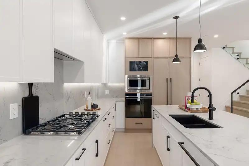 1 475 W 20TH AVENUE - photo 4 of 22