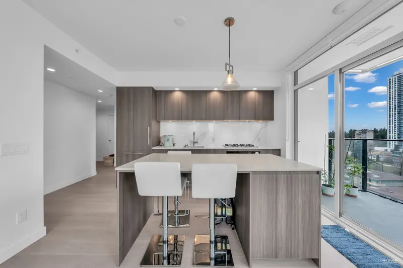 909 6537 TELFORD AVENUE - photo 4 of 25