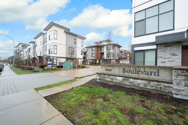 12 20849 78B AVENUE - photo 2 of 31