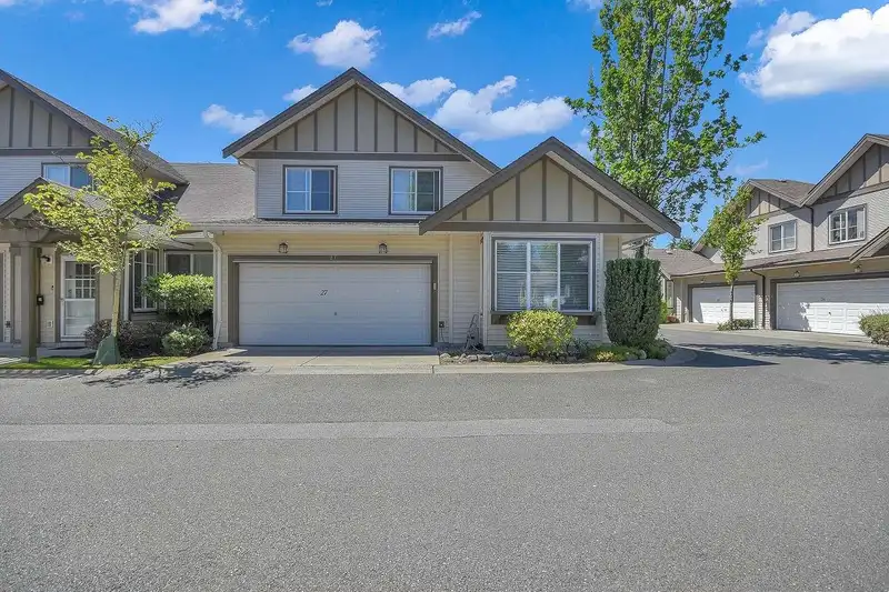 27 15868 85 AVENUE - photo 1 of 35