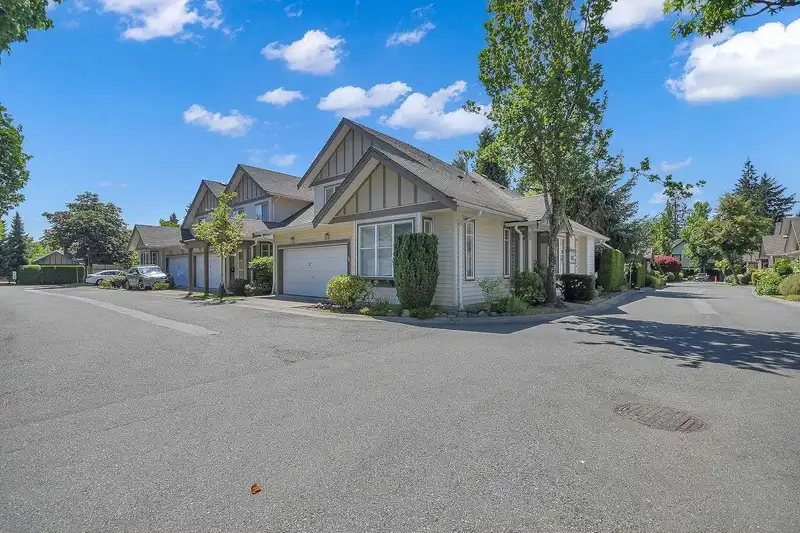 27 15868 85 AVENUE - photo 2 of 35