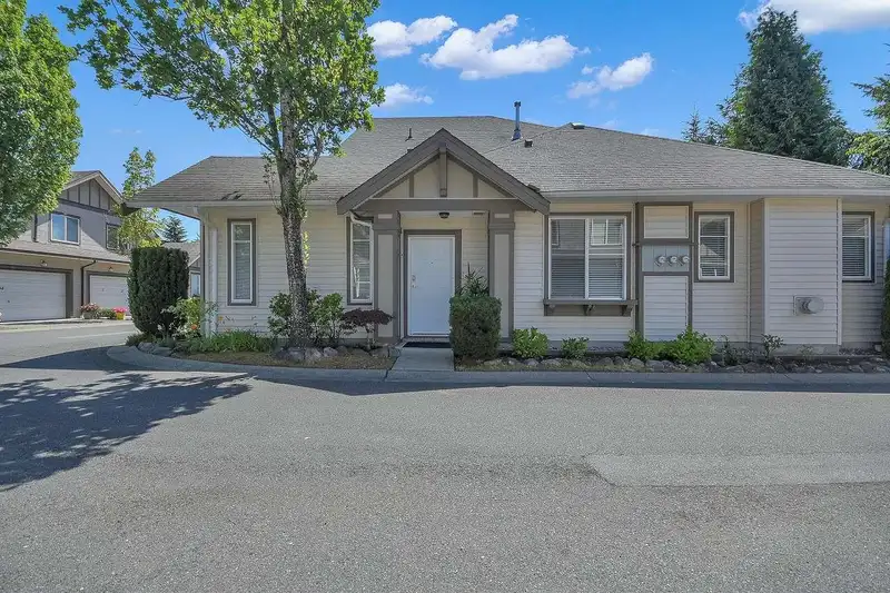 27 15868 85 AVENUE - photo 3 of 35