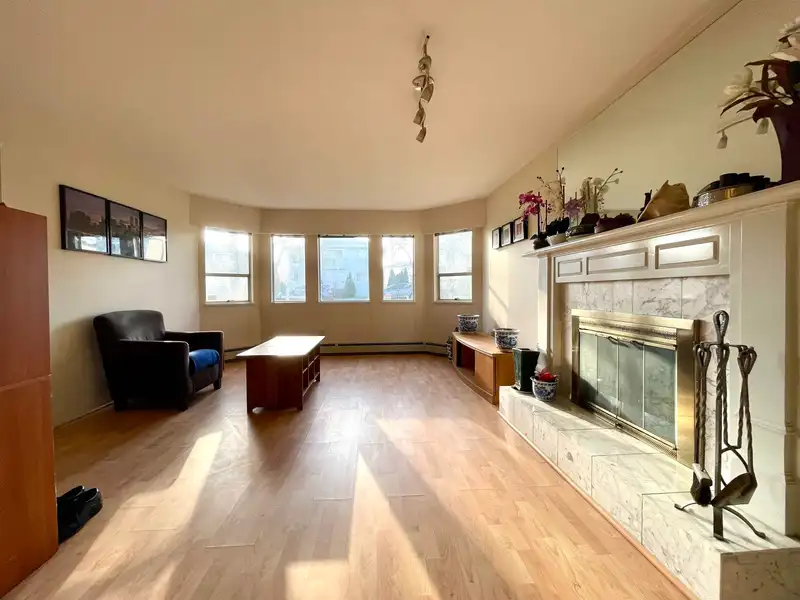 937 W 18TH AVENUE - photo 4 of 36
