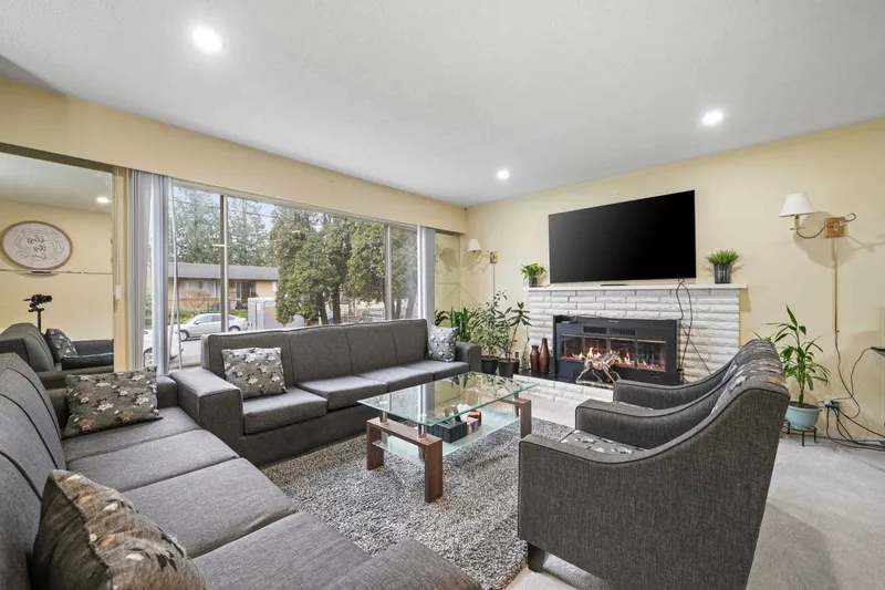 11735 94A AVENUE - photo 3 of 20