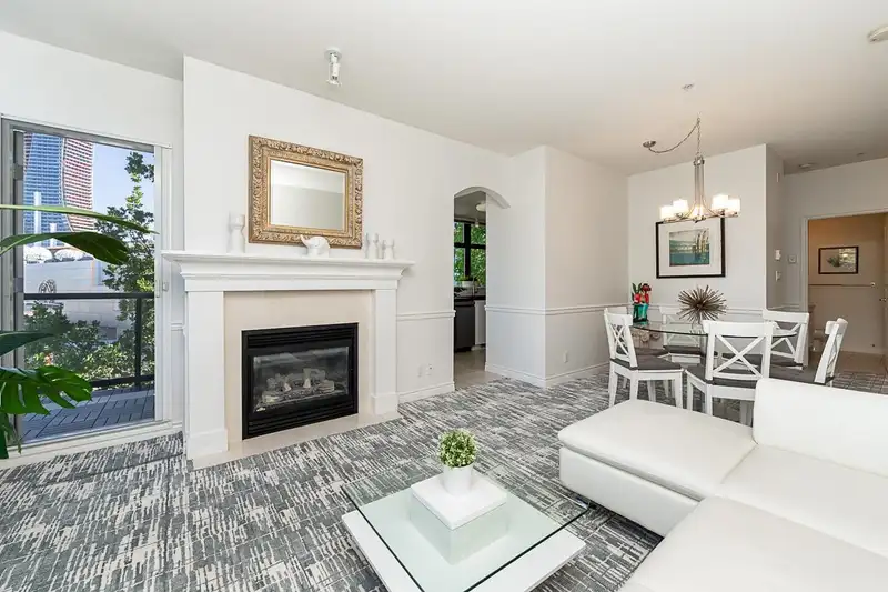 307 588 W 45TH AVENUE - photo 2 of 26