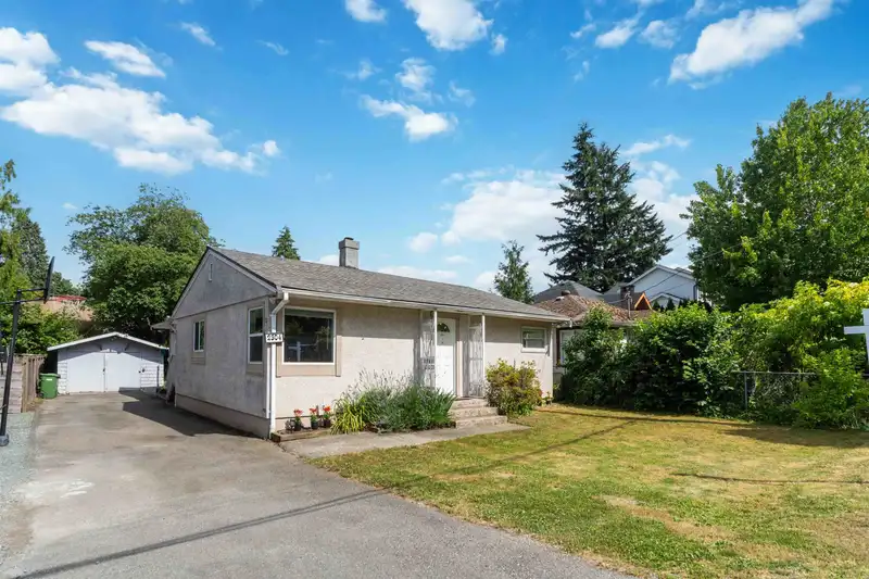 2304 MOULDSTADE ROAD - photo 2 of 27
