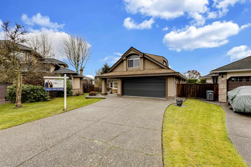 8518 165A STREET - photo 2 of 25