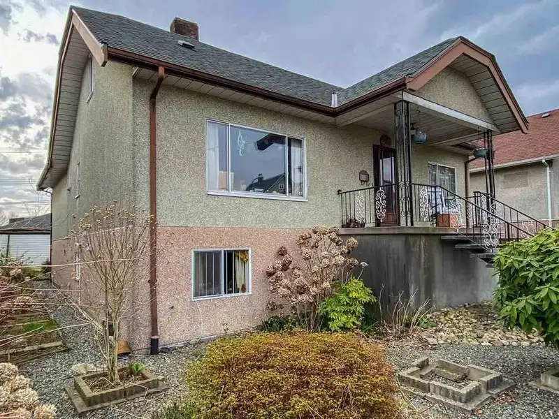 2786 DUNDAS STREET - photo 1 of 11