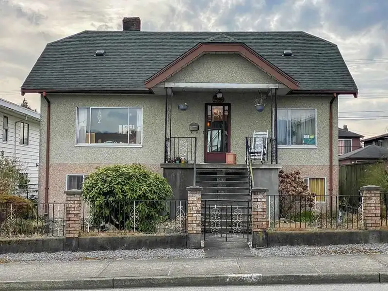 2786 DUNDAS STREET - photo 2 of 11