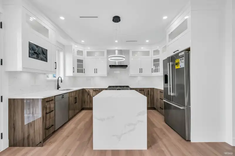 2 3344 ADANAC STREET - photo 3 of 30