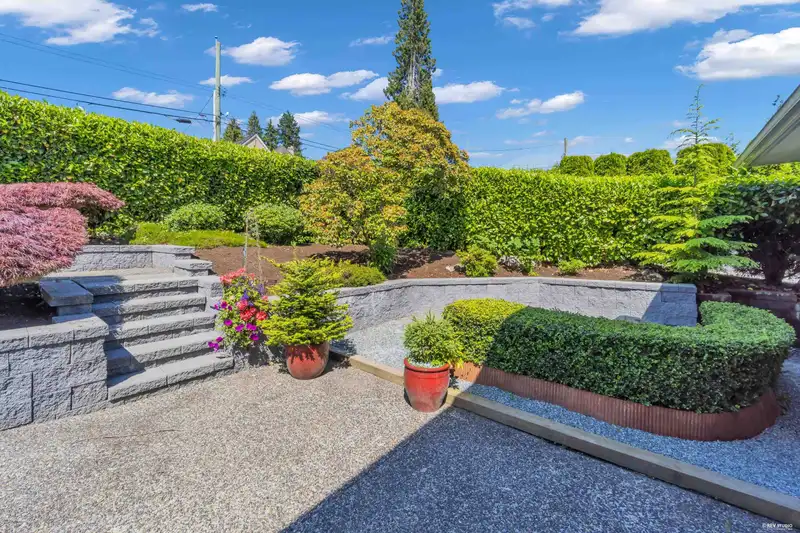2322 LAWSON AVENUE - photo 4 of 40