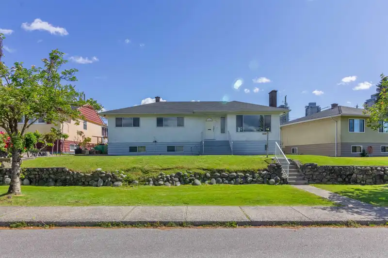 4810 FAIRLAWN DRIVE - photo 2 of 37