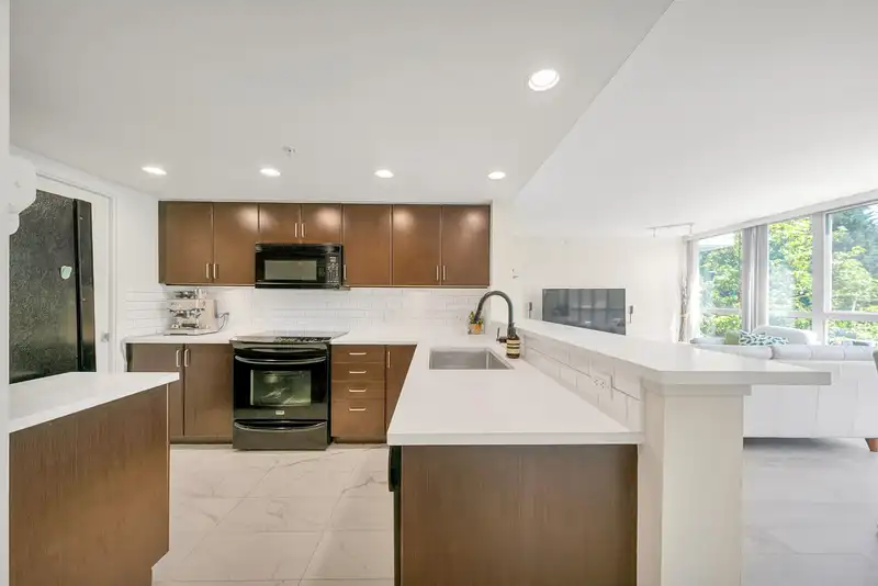 502 295 GUILDFORD WAY - photo 3 of 40