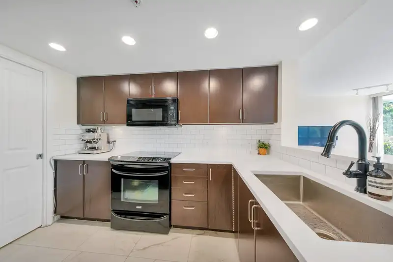502 295 GUILDFORD WAY - photo 4 of 40