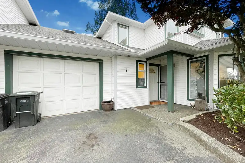 7 19060 119 AVENUE - photo 1 of 40