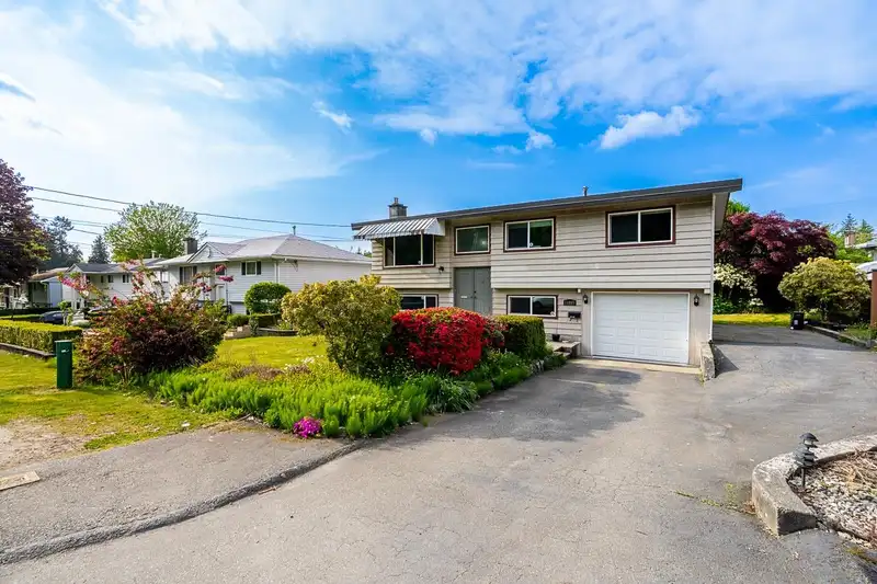 11065 86 AVENUE - photo 1 of 37