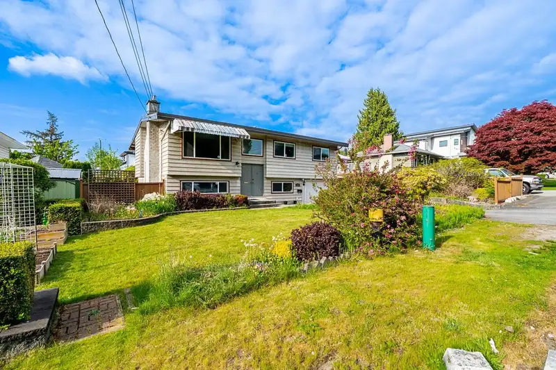 11065 86 AVENUE - photo 3 of 37