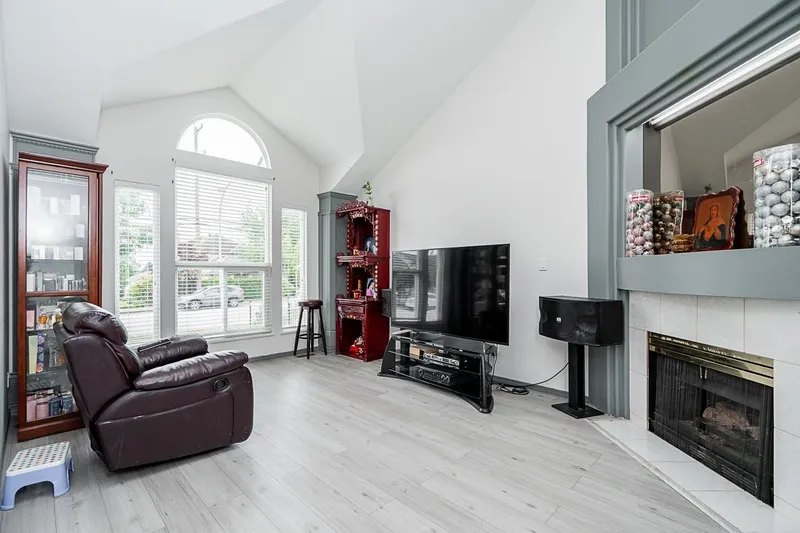 16089 80 AVENUE - photo 2 of 25