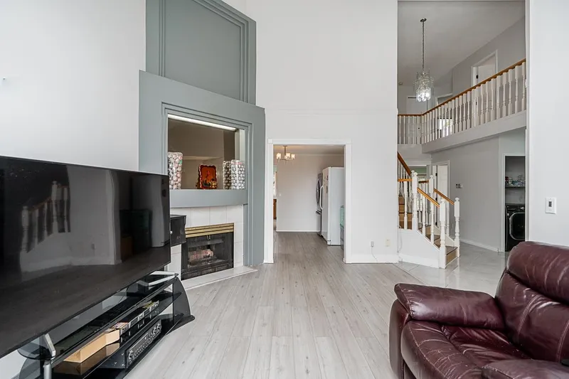 16089 80 AVENUE - photo 4 of 25