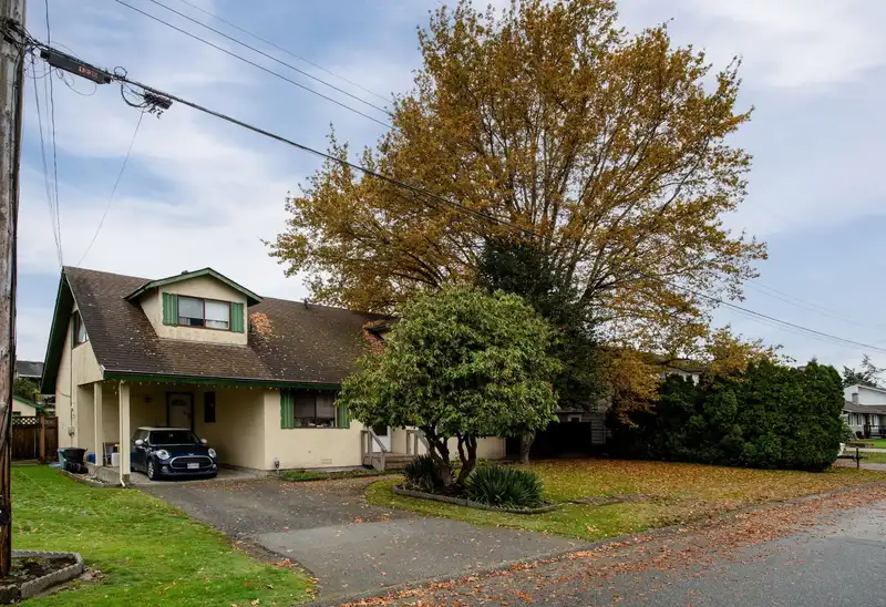 4457 46B STREET - photo 3 of 6