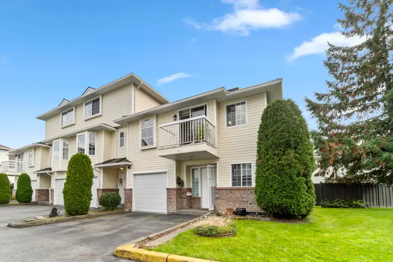 4 13958 72 AVENUE - photo 1 of 33