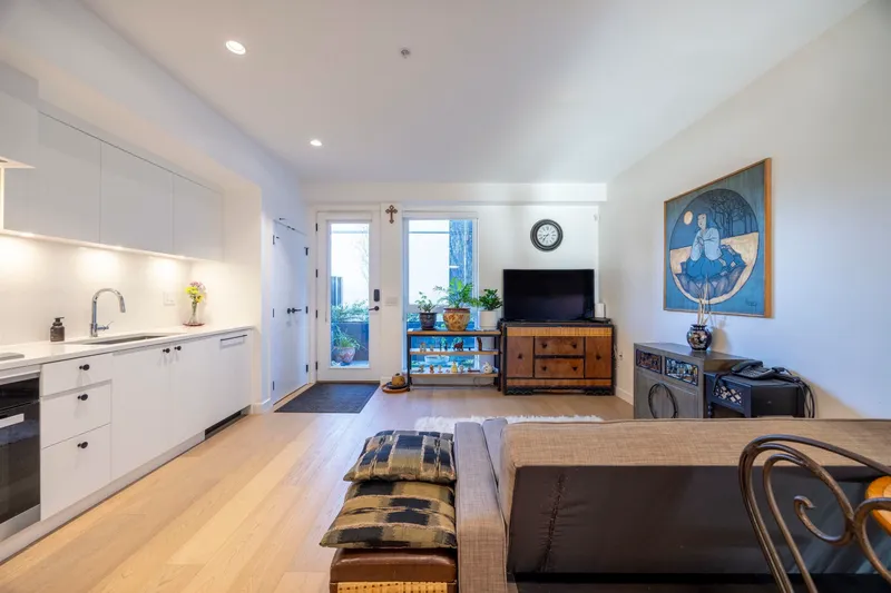 24 94 W KING EDWARD AVENUE - photo 3 of 9