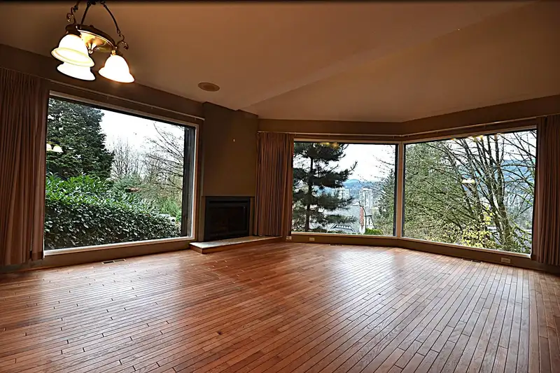 1092 CORONA CRESCENT - photo 2 of 23