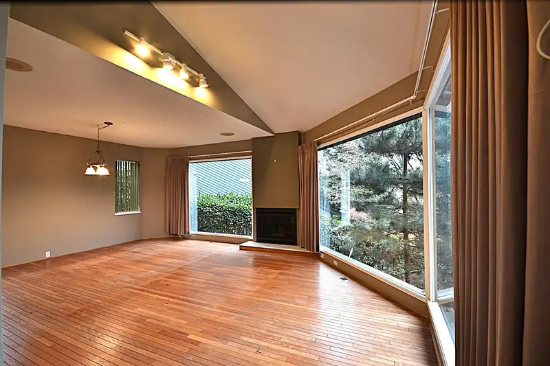 1092 CORONA CRESCENT - photo 3 of 23