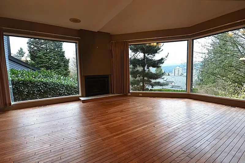 1092 CORONA CRESCENT - photo 4 of 23