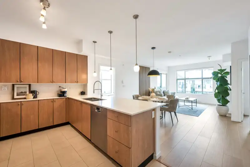 305 275 ROSS DRIVE - photo 3 of 40