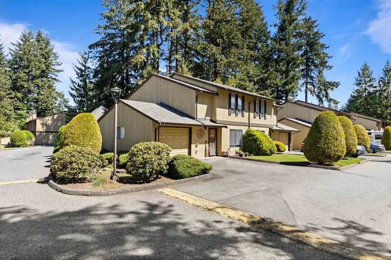 37 2998 MOUAT DRIVE - photo 1 of 40