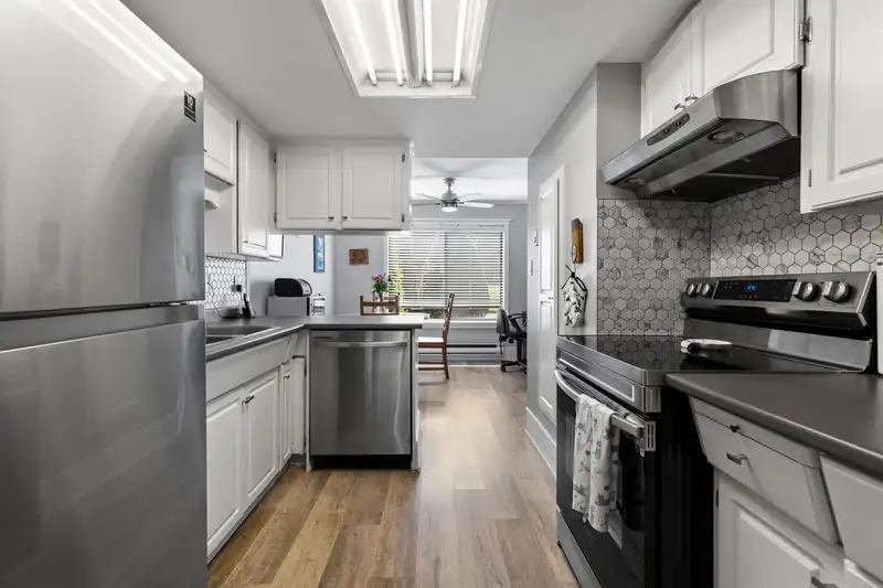 37 2998 MOUAT DRIVE - photo 2 of 40