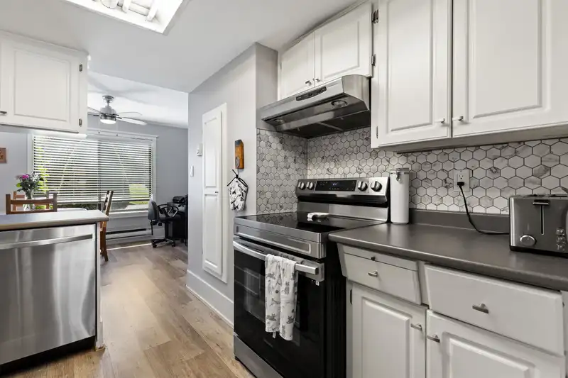 37 2998 MOUAT DRIVE - photo 3 of 40