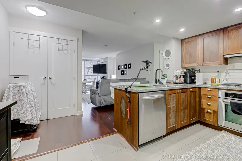 128 9373 HEMLOCK DRIVE - photo 4 of 25