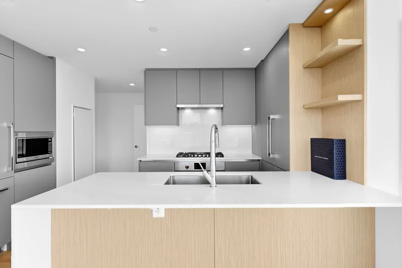 407 7977 LANSDOWNE ROAD - photo 3 of 24