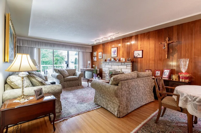 2740 E 2ND AVENUE - photo 4 of 25