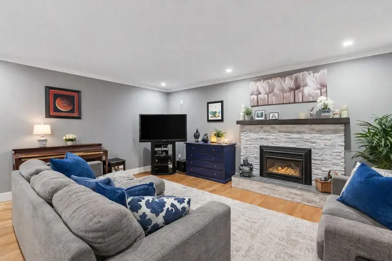 20694 39 AVENUE - photo 4 of 25