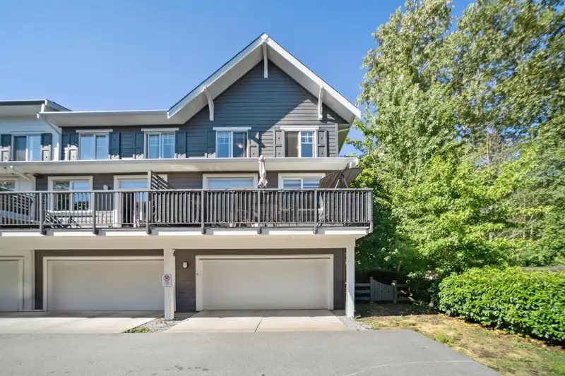 8 16357 15 AVENUE - photo 1 of 32