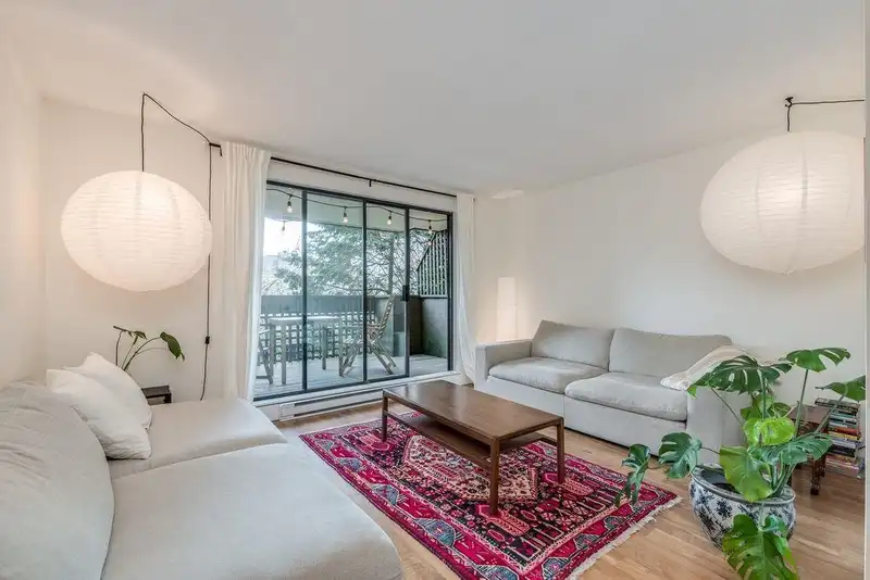 102 2458 YORK AVENUE - photo 2 of 18