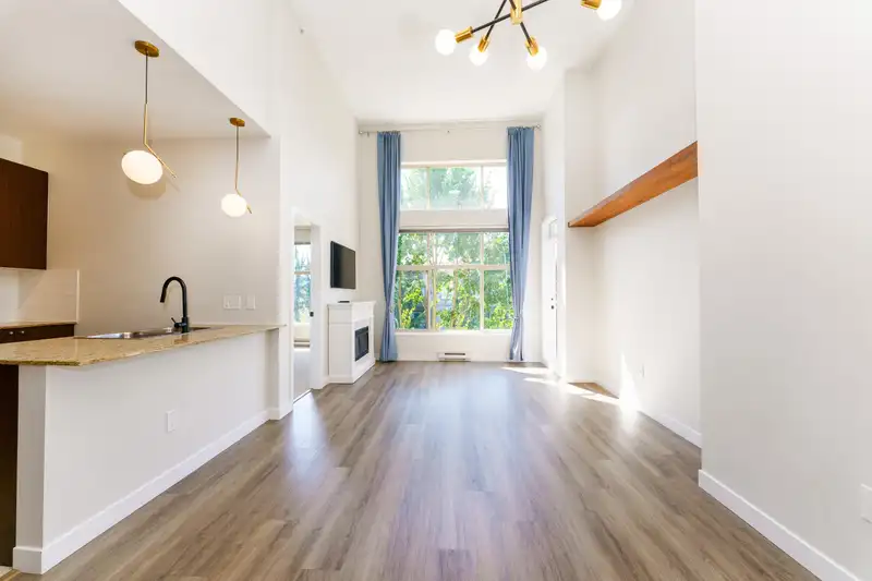 420 2477 KELLY AVENUE - photo 2 of 33