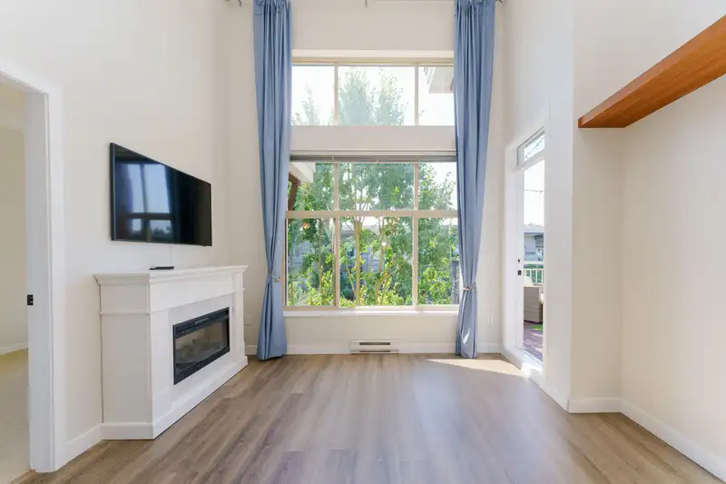 420 2477 KELLY AVENUE - photo 3 of 33